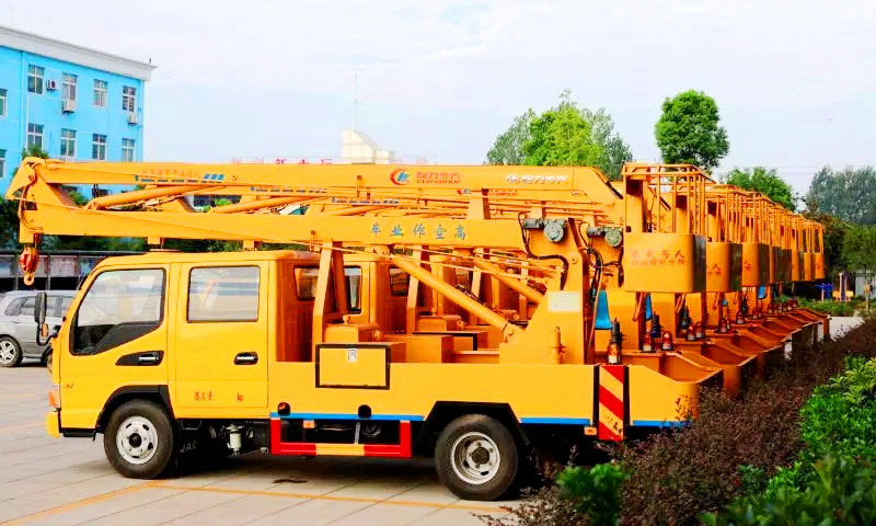 在行駛中高空作業(yè)車(chē)需要注意哪些