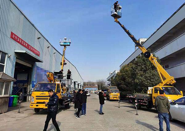 23米27米藍牌高空作業(yè)車(chē)收到很多客戶(hù)的青睞