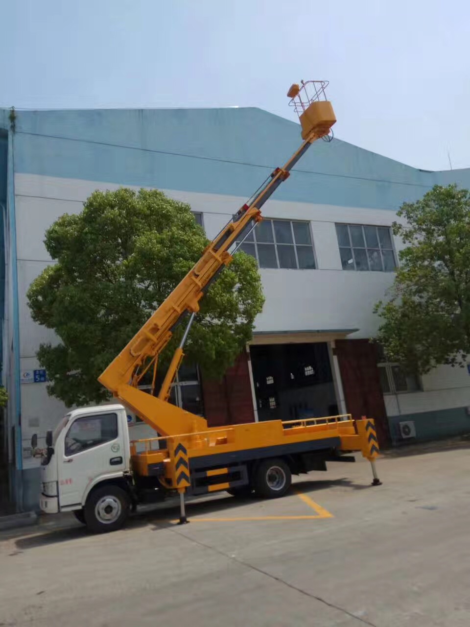 東風(fēng)12-18米單排伸縮臂高空作業(yè)車(chē)