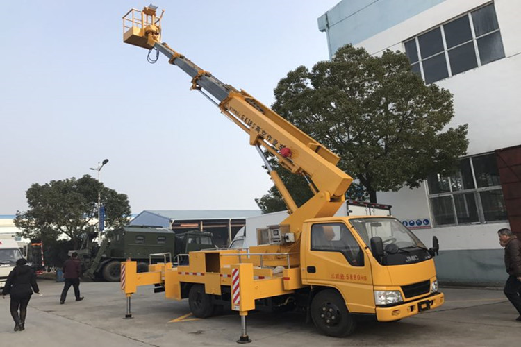 江鈴18米伸縮臂設備安裝高空作業(yè)車(chē)