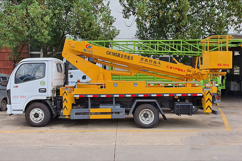 國六多利卡18米直臂高空作業(yè)車(chē)