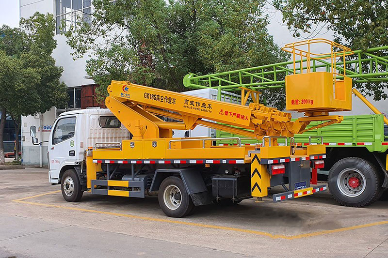 國六多利卡18米直臂高空作業(yè)車(chē)