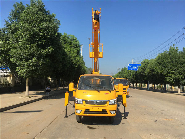 國六藍牌東風(fēng)途逸13米折臂高空作業(yè)車(chē)