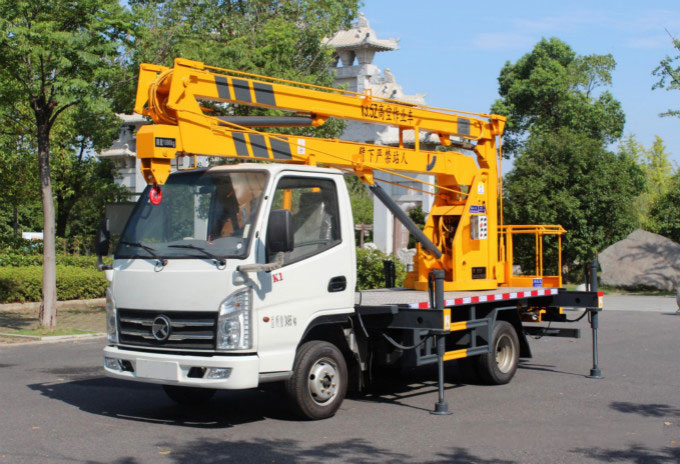 國六藍牌凱馬折臂高空作業(yè)車(chē)-13.5米