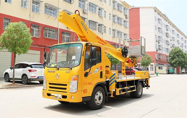 國六大運23米伸縮臂式高空作業(yè)車(chē)