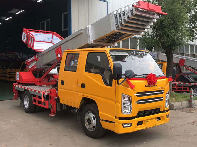 雙排駕駛室的江鈴藍牌云梯作業(yè)車(chē)批量發(fā)車(chē) C證就可駕駛
